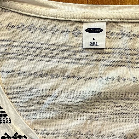~Grab It While You Can Sale~
Old Navy Women's White/Black T-Shirt - Picture 3 of 4